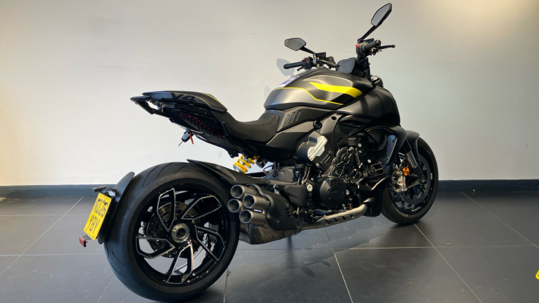 Ducati Diavel V4 - Dark Stealth Yellow (25MY)